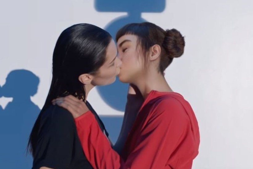 VIDEO | Naisrobotit suudlev supermodell solvas geisid
