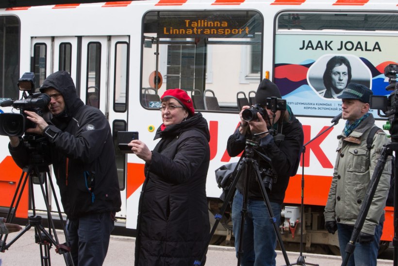 GALERII | VENEMAA FÄNNID TULID TEELE SAATMA: Eesti levimuusika kuninga Jaak Joala nimeline tramm möödub tema kunagistest koduakendest