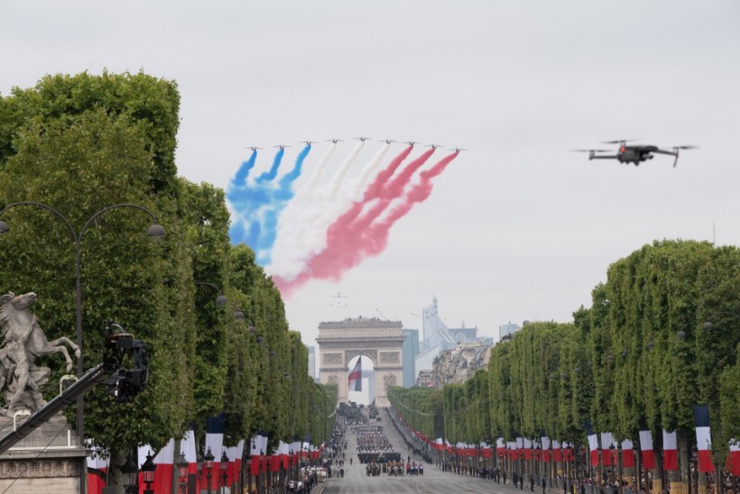 Uljas lennulaudur röövis tähelepanu Pariisis Bastille’ päeva sõjaväeparaadil
