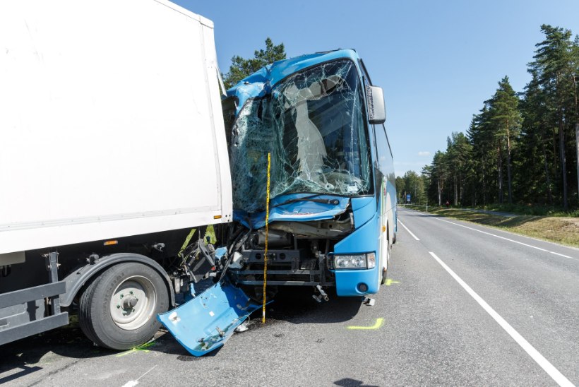 Ema surma nägemise eest saadi 25 000 eurot: kui suurt hüvitist väärivad bussiõnnetusse sattunud?  