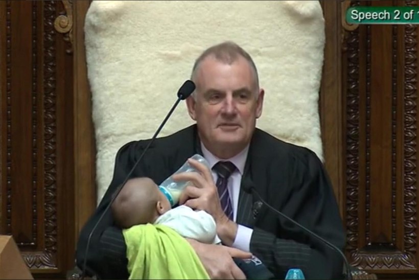 FOTOUUDIS | Uus-Meremaa parlamendi spiiker aitas saadiku beebit hoida
