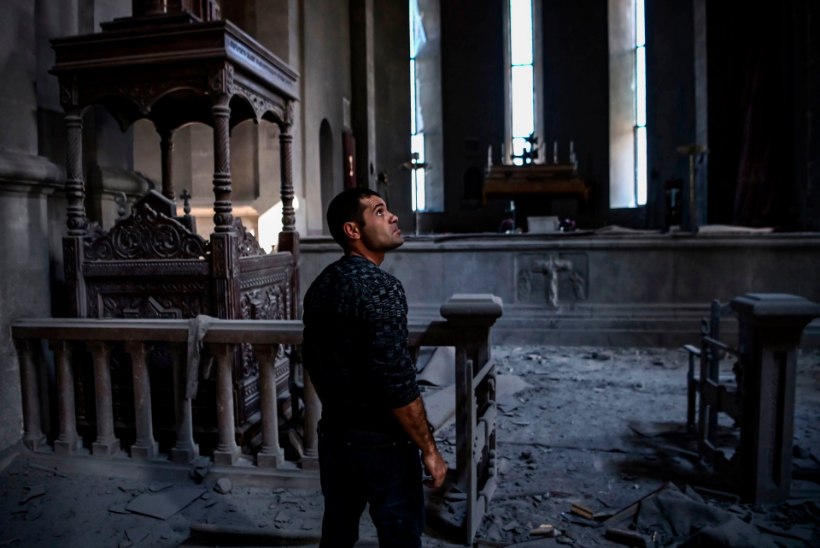 NUKRAD FOTOD | Mägi-Karabahhis jäi rünnakurahe alla ajalooline Armeenia kirik