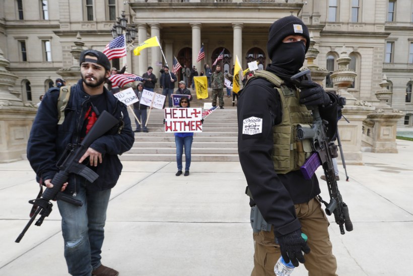 FOTOD | Michiganis kogunesid relvastatud inimesed protestima
