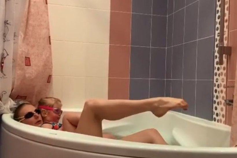 VIDEO | Basseini ei pääse? Pole probleemi, kaunid kujundujujad harjutavad vannis ja köögis
