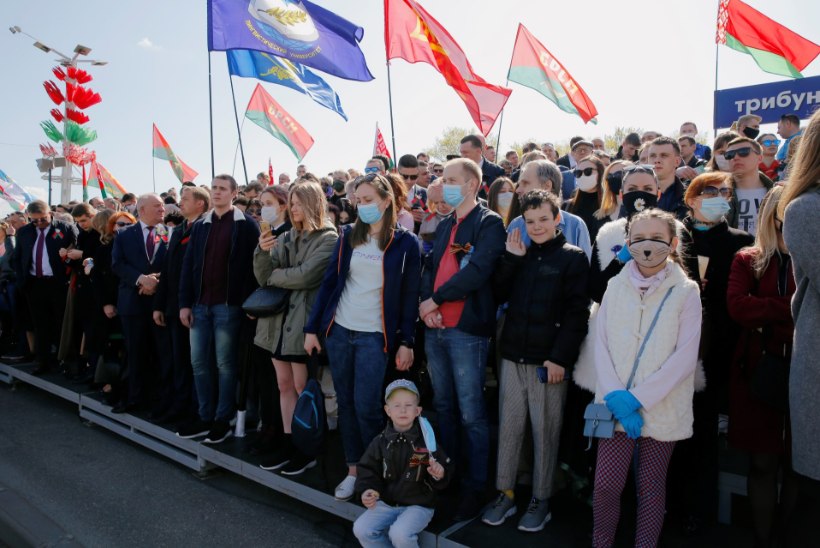 FOTOD | Valgevenes kogunesid tuhanded inimesed koroonakriisist hoolimata võidupüha paraadile 