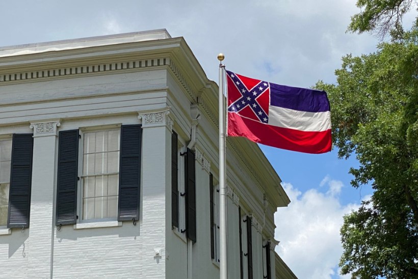 Mississippi osariigi lipult kaotatakse vastuoluline Konföderatsiooni embleem