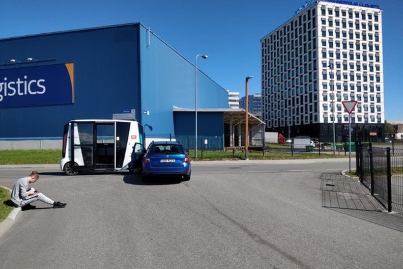FOTO | Tallinnas põrkas isesõitev buss kokku sõiduautoga