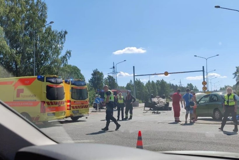 VIDEO SÜNDMUSKOHALT | Tallinna-Saku teel juhtunud kahe auto kokkupõrkes sai vigastada kuus inimest