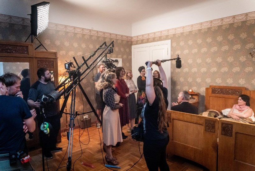 FOTOD | „Naiste sõja“ esimene võttepäev Sausti mõisas: elevus, üllatused ja palju lokke!