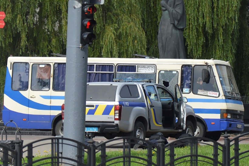 UKRAINA PANTVANGIKRIIS: pärast kolme inimese vabanemist tormas politsei ülejäänusid päästma