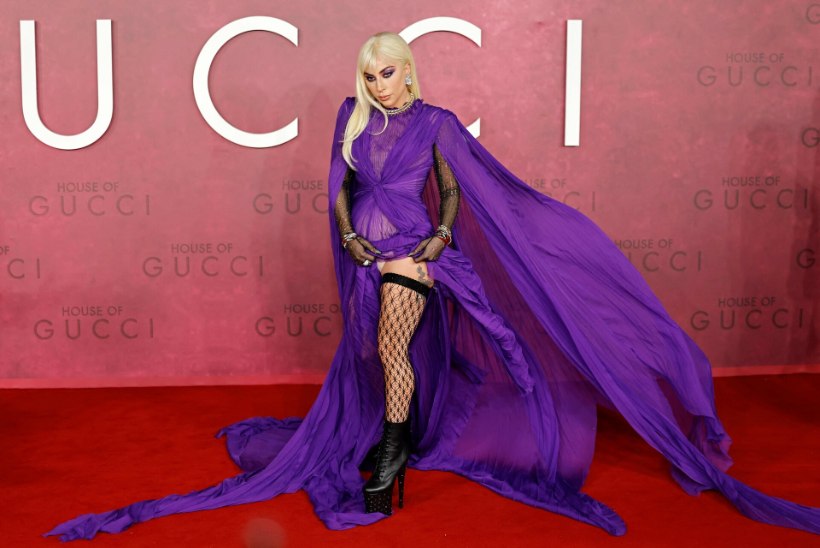 Lagy Gaga rabas „Gucci tragöödia“ esilinastusel kubet paljastava kleidiga