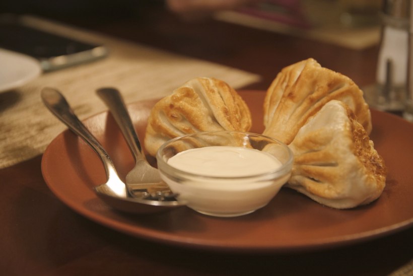 VIDEOÕPETUS | Kuidas õigesti süüa hinkaale? Juhendab Kersti Kaljulaidi lemmiku Gruusia restorani Mimino peakokk