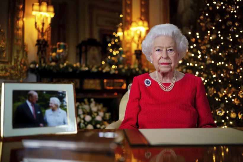 Kuninganna varustas end jõulukõne pidamiseks meenutustega kallist Philipist