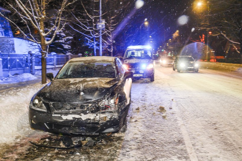 FOTOD | Tartu tuiksoonel põrkasid kokku kolm autot