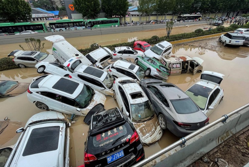 AEGLANE UPPUMINE: Hiina rongisõitjad jäid tõusuvee lõksu