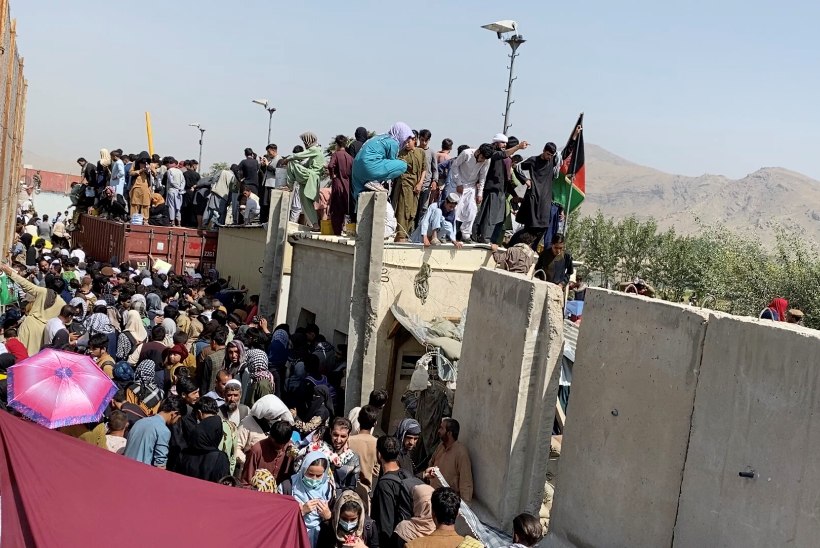 USA kiirendab inimeste äravedu Kabuli lennuväljalt: afgaane paluti hoida end eemal