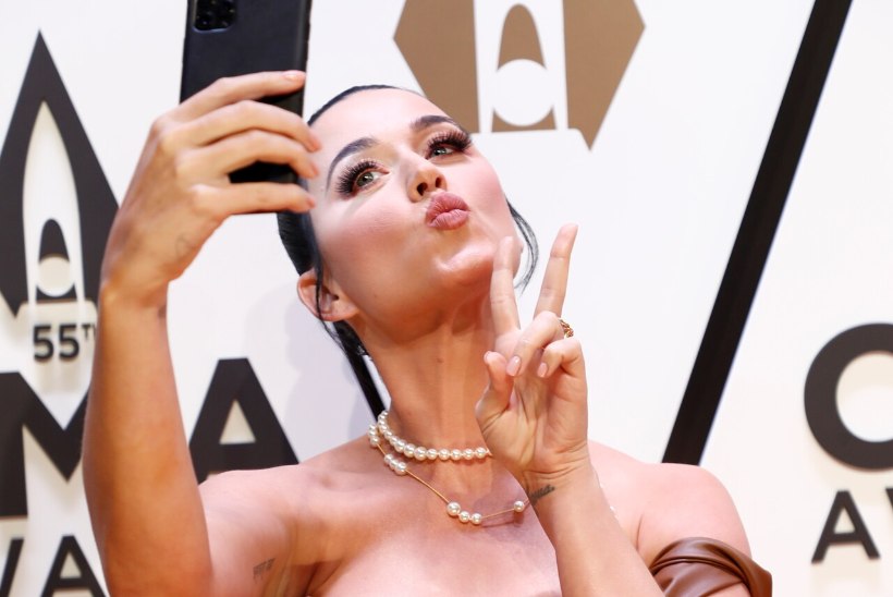 FOTO | KUUM! Katy Perry rabab fänne toplessfotoga