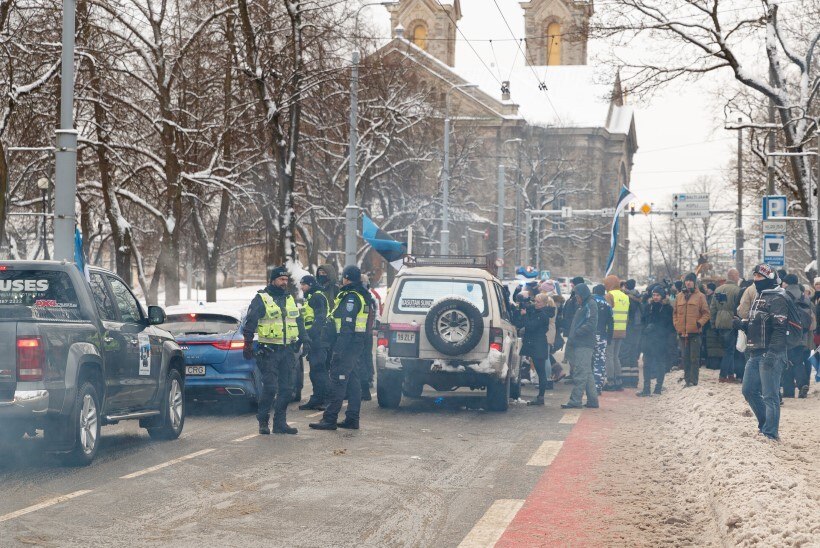 Politsei trahvis piirangutevastasel meeleavaldusel osalenud kümneid autojuhte