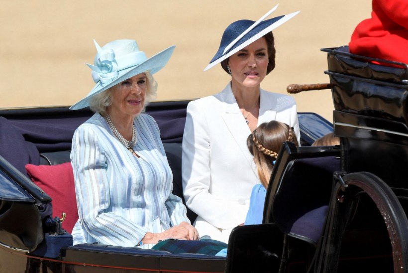 VIDEO | HELGELT HELEDAS: Kate Middleton ja Camilla särasid kuninganna paraadil 