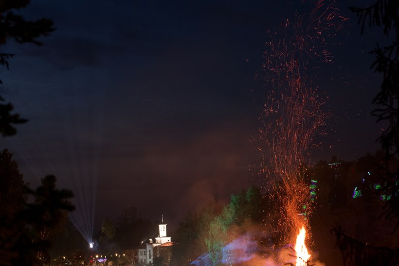 GALERII | Vaatemänguline valgusfestival tõi Tõrvasse kokku tuhandeid inimesi