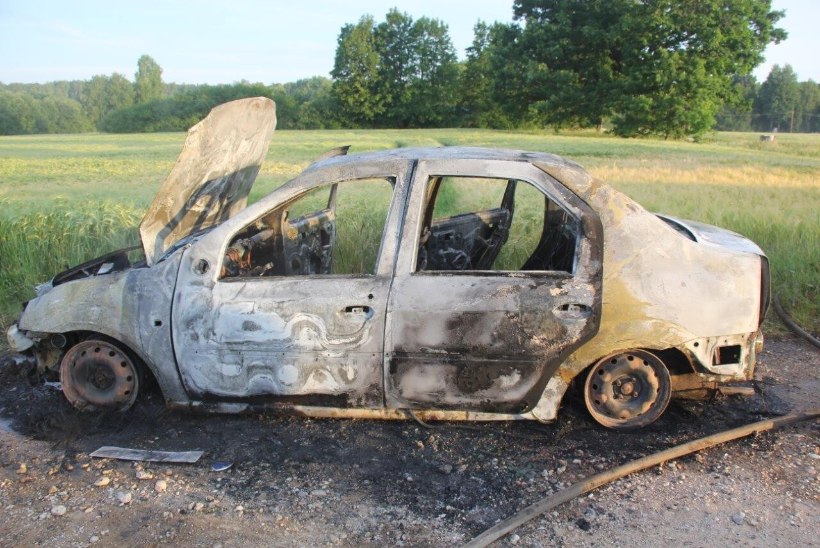 FOTO | KRAAVISKÄIK MÕTLEMA EI PANNUD: Tartumaa laste lõbusõit lõppes alles auto põlema süttimisega