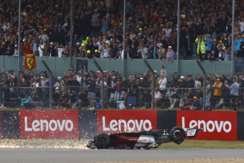 Ferrari rikkus Leclerci sõidu ära ja kinkis võidu Sainzile