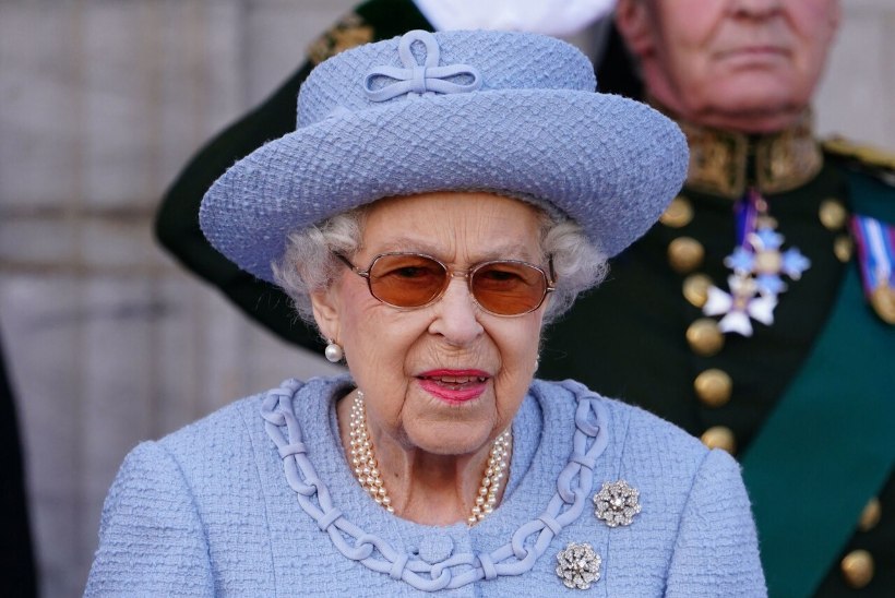 JÄRJEKORDNE KAOTUS: kuninganna leinab lähedast lapsepõlvesõbrannat 