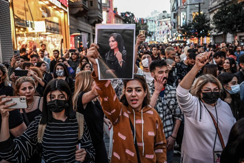 SURM VALE RIIETUSE EEST! Iraani uuriva nooremteaduri sõnul on tuline ülestõus näide naiste südikusest