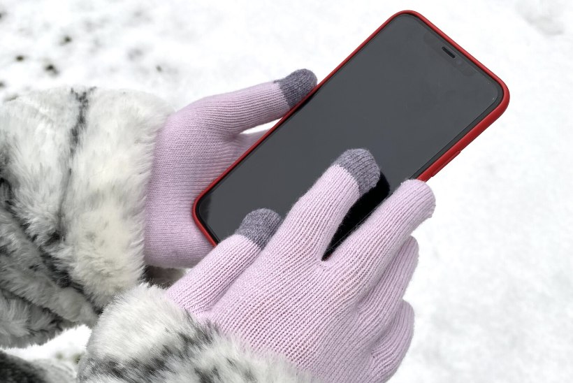 NAISTELEHE TEST | Millised nutikindad tulevad nutitelefoniga hõlpsalt toime, kuid hoiavad ka käed soojas?