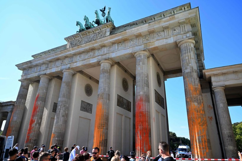 Kliimaaktivistid kallasid Brandenburgi värava värviga üle