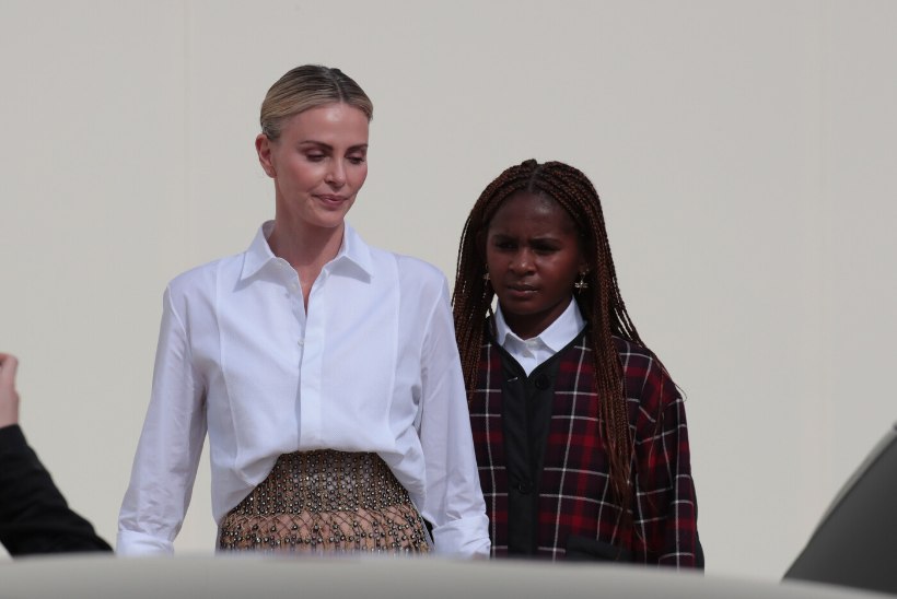 MOEDAAMID: Charlize Theron käis koos transsoolise tütrega Diori sõud vaatamas