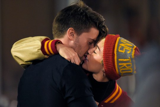 FOTOD! Uus kuum paar? Miley suudles jalgpallimängu ajal Schwarzeneggeri poega!