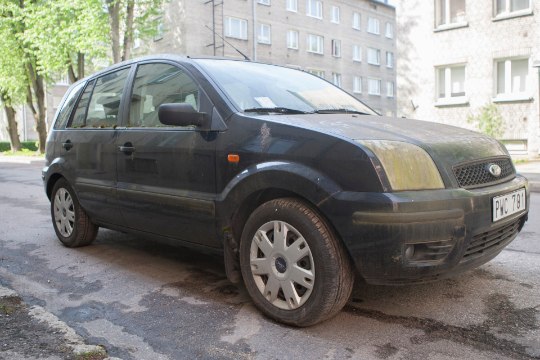 Hüljatud sammal-Ford trotsib Tallinna kesklinnas üksindust ja kõledat ilma