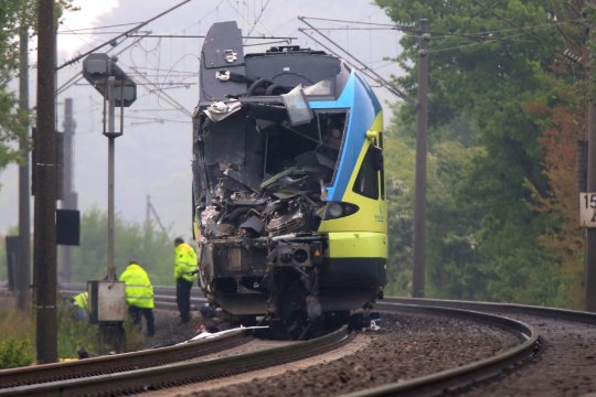 FOTOD | Saksamaal sõitis rong otsa traktorile, surma sai kaks inimest