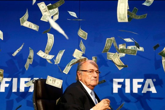 Briti koomik "ehtis" Sepp Blatterit hõljuva mängurahaga