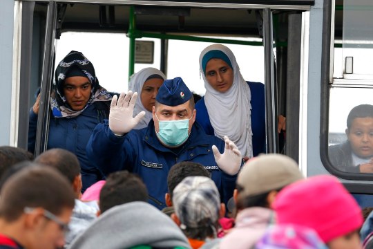 Ungari peaminister: illegaalsed migrandid võetakse vahi alla