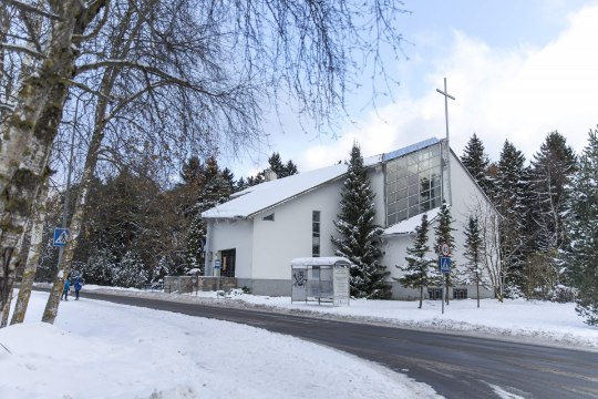 Kirikukatuselt pudenenud jääpurikas tabas koolitirtsu pähe