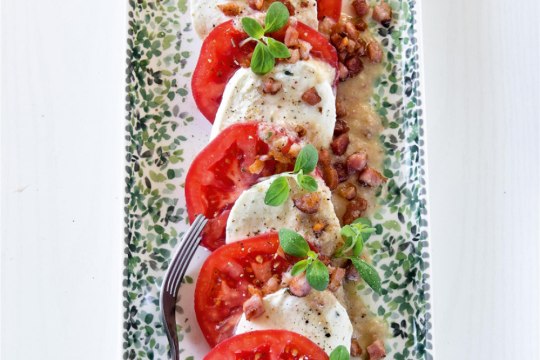 Tomati-mozzarella salat peekoni-vinegrettkastmega