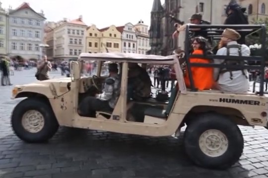 Võltsmoslemite etteaste, mis oli mõeldud protestiaktsiooniks, põhjustas Praha vanalinnas kohutava paanika