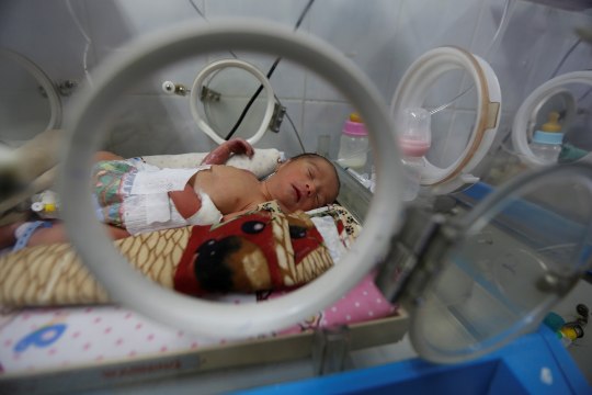 Enneaegsena sõjakoldes: elektrikatkestused ohustavad Jeemeni varasündinud beebisid