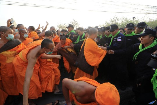 Tais Dhammakaya templis tekkis rüselus munkade ja politseinike vahel