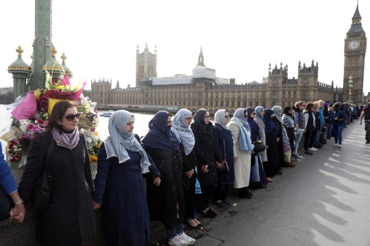 Naised mälestasid Westminsteri sillal terrorirünnakus hukkunuid