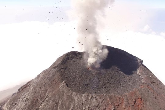 FOTOD JA VIDEO | Droon jäädvustas Guatemala vulkaani seninägemata nurga alt