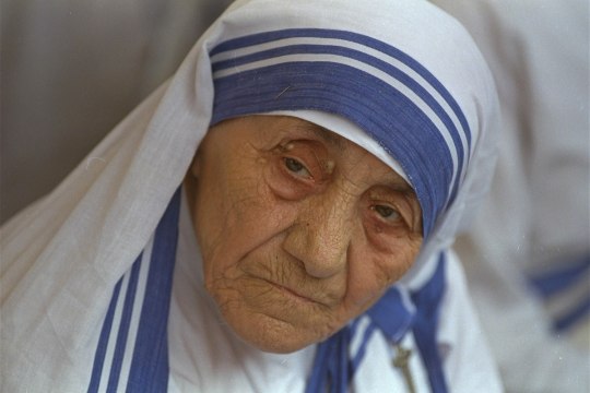 Ema Teresa kolme triibuga ääristatud rüüst sai registreeritud kaubamärk
