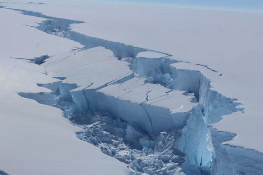 Antarktika küljest murdunud suur jäälahmakas triivib merel
