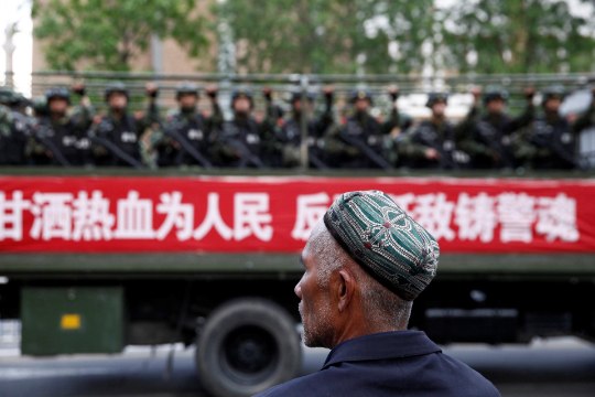 PROPAGANDALAULUD JA PIINAMINE: Hiina kiitis heaks koonduslaagrid uiguuri rahvusest inimeste „ümberõppeks“