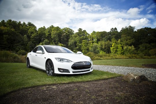 Külm dušš „vanadele“ – Tesla Model S teeb Euroopas Saksa nooblitele tuule alla