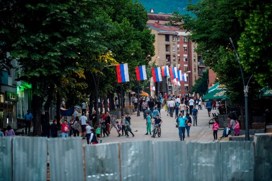 9. mai Kosovos: serblased riputasid välja Vene lipud ja Putini plakatid