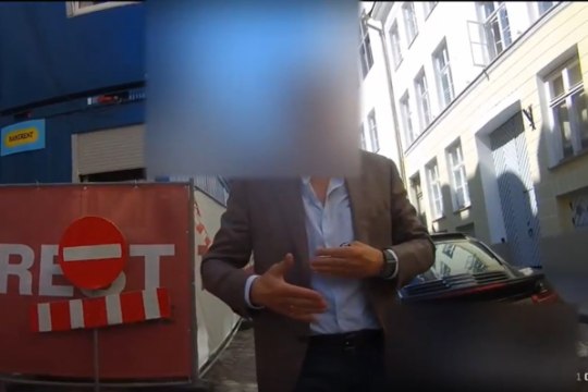 VIDEO | Uhke autoga ärimees asus mupoga sõnasõtta