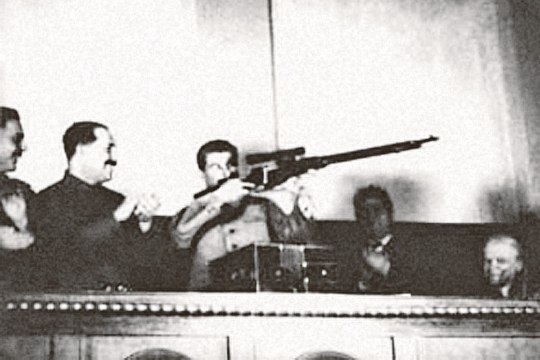 DIKTAATORITE KUULSAD RELVAD: millised tulirelvad meeldisid Stalinile ja Hitlerile, millised Brežnevile?
